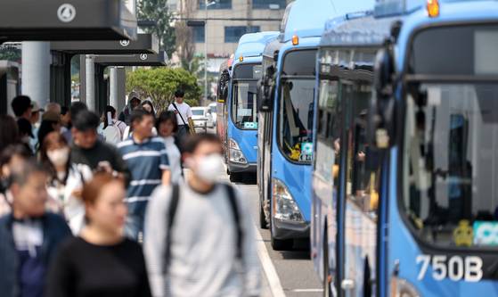 서울시버스노동조합의 총파업 예고일을 하루 앞둔 27일 서울 중구 서울역 버스환승센터에서 시민들이 버스를 이용하고 있다. 뉴스1