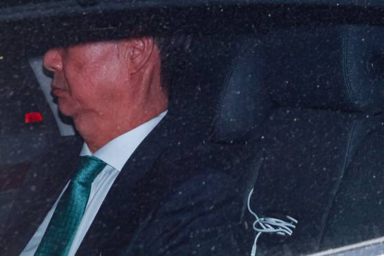 12·3 계엄령과 관련해 내란 동조 혐의를 받는 한덕수 전 국무총리가 지난 26일 밤 서울 서대문구 경찰청 세검정로 별관에서 피의자 소환조사를 마치고 청사를 나서고 있다. [연합뉴스]