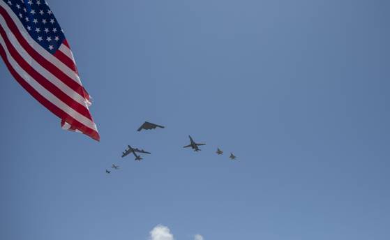 24일(현지시간) 미국 플로리다주 마이애미비치에서 열린 '현대 에어 앤 시 쇼'에서 미 공군의 F-16, A-10, B-52, B-2, B-1, F-22, F-15 편대(왼쪽부터)가 비행하고 있다. 미 공군