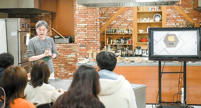 사이버대학들은 AI기술을 접목해 학습환경을 만들고 있다. 사진은 세종사이버대 조리서비스경영학과 심순철 교수의 실습수업. [사진 세종사이버대]