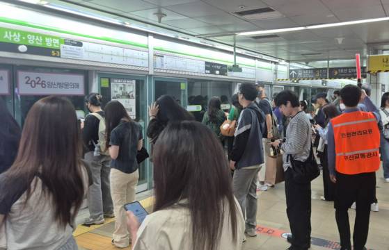 부산 시내버스 2517대가 파업에 돌입한 28일 오전 7시40분쯤 부산 최대 지하철역인 서면역에서 부산교통공사 직원이 인파를 통제하고 있다. 김민주 기자