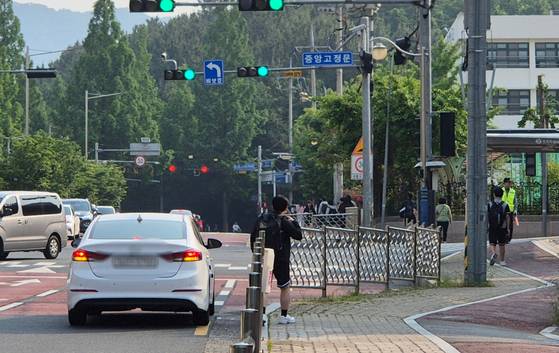 28일 오전 8시쯤 경남 창원시 성산구에서 한 고등학생이 부모 차를 타고 등교하고 있다. 시내버스가 시내 유일한 대중교통수단인 창원에선 이날 노조 파업으로 첫 차부터 669대(95%) 시내버스가 운행을 멈췄다. 안대훈 기자