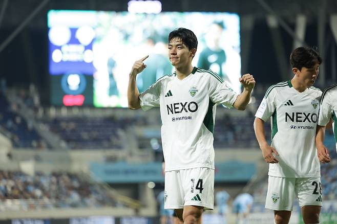 프로축구 전북 전진우는 눈이 퉁퉁 붓고도 1골-1도움을 올렸다. [사진 프로축구연맹]