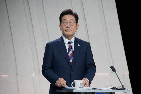 이재명 더불어민주당 대통령 후보가 27일 서울 상암 MBC스튜디오에서 열린 21대 대선후보 3차 토론회에서 토론을 하고 있다.뉴스1