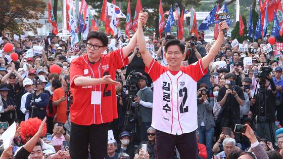 김문수 국민의힘 대선 후보와 한동훈 전 국민의힘 대표가 26일 오후 서울 도봉구 방학사거리에서 함께 유세를 하고 있다. 임현동 기자. 2025.05.26.