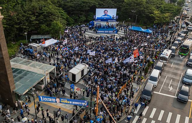 이재명 더불어민주당 대선후보가 28일 서울 성동구 왕십리역 광장에서 유세하고 있다. 김성룡 기자