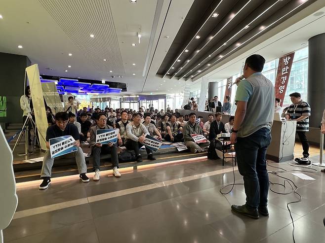 전국언론노조 YTN지부는 하루 전면파업에 돌입하며 28일 오전 서울 마포구 YTN 사옥 1층에서 파업 출정식을 진행했다. 사진은 이날 참석한 YTN 조합원들과 발언 중인 전준형 언론노조 YTN지부장 모습. /한국기자협회