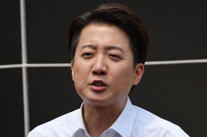 ▲ &nbsp;개혁신당 이준석 대선 후보가 사전투표를 하루 앞둔 28일 서울 여의도공원에서 유세를 마친 뒤 취재진의 질문에 답하고 있다 [연합뉴스]