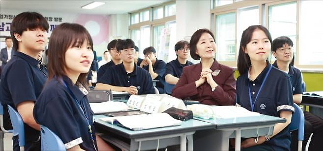 오영주 중소벤처기업부 장관이 27일 경기 화성시 삼괴고등학교를 방문해 학생들과 청소년 기업가정신 교과목 강의를 듣고 있다.  중소벤처기업부 제공
