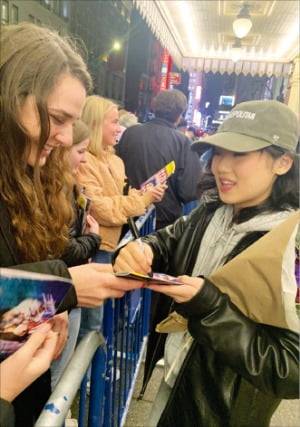 클레어를 연기한 헬렌 J 셴이 공연 후 관객들에게 사인해주고 있다.  박신영 특파원