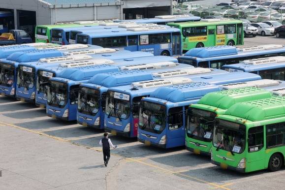 27일 서울 송파구 장지공영차고지에 운행을 앞둔 시내버스가 정차되어 있다. 28일 서울시에 따르면 시내버스 노사 간 임금 협상이 끝내 입장차를 좁히지 못하고 약 9시간 만인 이날 0시 최종 결렬됐다. 이에 따라 시내버스 노조는 이날 첫차부터 파업에 돌입하게 됐다. 뉴스1