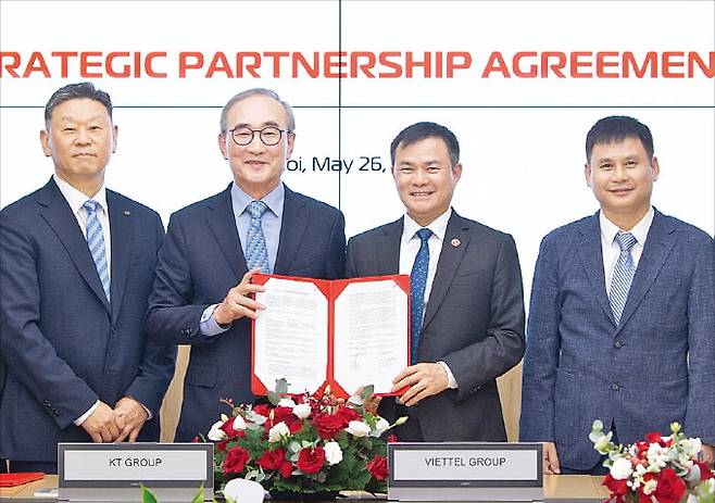 김영섭 KT 대표(왼쪽 두 번째)와 따오득탕 비엣텔그룹 최고경영자(CEO·세 번째)가 지난 26일 베트남 하노이 비엣텔그룹 본사에서 양사 서명이 담긴 협약서를 들고 기념 촬영을 하고 있다.  KT 제공
