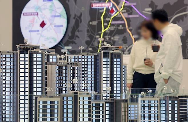 은평구 대조동 힐스테이트 메디알레 견본주택을 찾은 시민들이 단지배치 모형을 살펴보고 있다.  사진=뉴스1