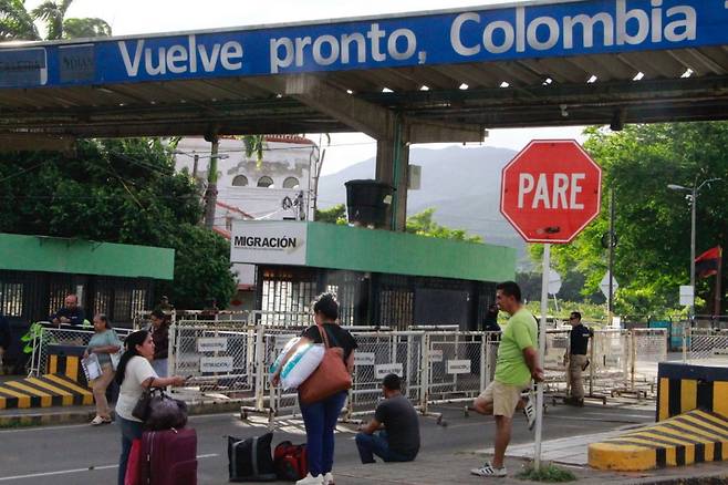 콜롬비아에서 베네수엘라 입국 허가를 기다리는 사람들. 사진=EPA(연합뉴스)