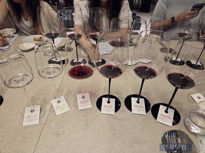 지난 27일 서울 송파구에서 열린 '스택스 립' 론칭 기념 기자간담회에서 시음한 와인 6종./사진=박수림 기자