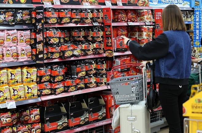 서울의 한 대형마트에서 외국인 관광객이 라면을 구입하고 있다. 사진=뉴스1