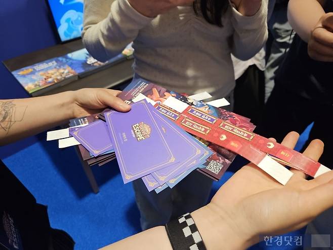 지난 27일 서울 성동구 성수동 PNSFP에서 취재진들이 '쿠키런: 브레이브 이스케이프 - 바삭한 탈출'을 체험해보고 있다. 사진=박수빈 기자