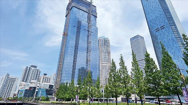 금융 기회발전특구로 지정된 부산 남구 문현금융단지 일대. 왼쪽 건물은 3단계 공사가 진행 중으로, 이곳에 BNK시스템, BNK자산운용, 핀테크 관련 기업 등이 모일 예정이다. /부산시 제공