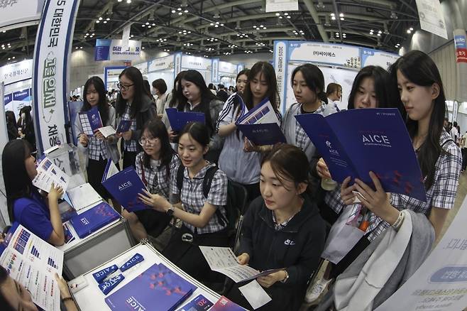 28일 경기 고양시 킨텍스에서 열린 2025 대한민국 고졸 인재 채용 엑스포 한국경제신문 부스에서 학생들이 AICE 상담을 받고 있다.