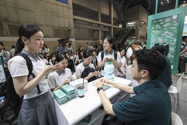 28일 경기 고양시 킨텍스에서 열린 2025 대한민국 고졸 인재 채용엑스포에서 금융권 부스에서 학생들이 상담을 받고 있다.