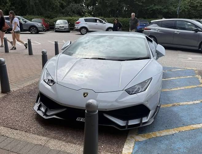 장애인 주차구역에 람보르기니가 주차됐다며 올라온 사진. 이로 인해 차주를 비판하는 댓글 잔치가 열렸다가, 차주의 정체가 밝혀진 뒤 분위기는 반전됐다. /사진=페이스북 페이지 스포티드 토키(Spotted Torquay) 캡쳐