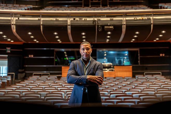 30일 공연되는 <쇼스타코비치 10: 다른 세상을 꿈꿀 수 있었더라면> 에서 서울시향과의 연주를 준비하고 있는 지휘자 로더릭 콕스가  27일 서울 역삼동 GS아트센터 공연장에서 팔짱을 낀 포즈를 취하고 있다. GS문화재단 제공