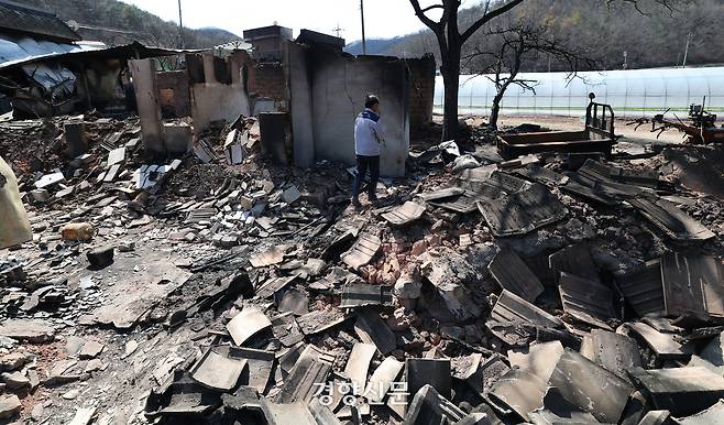 경북 안동시 일직면 국곡리 주민 신희대씨(70)가 지난 3월30일 화재로 소실된 집을 살펴보고 있다. 권도현 기자