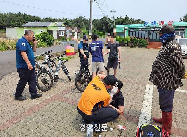 우도에서 자전거를 타던 싱가포르 관광객이 넘어져 머리가 찢어지는 부상을 입었다. 제주소방안전본부 제공