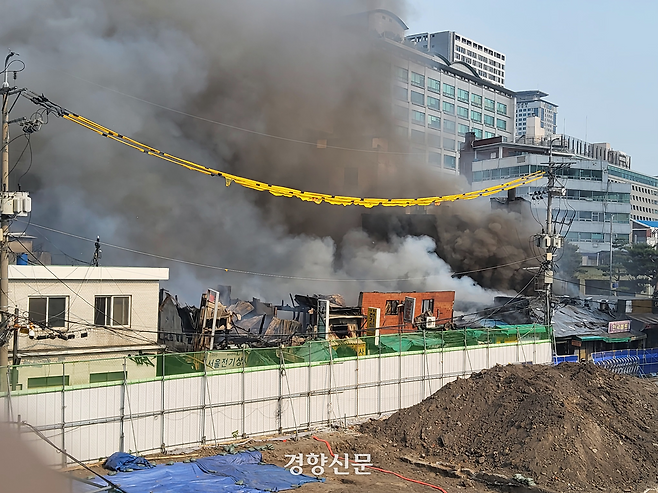 서울 중구 을지로의 세운대림상가 인근에서 28일 오후 화재가 발생해 소방당국이 이를 진압중이다. 김태욱 기자