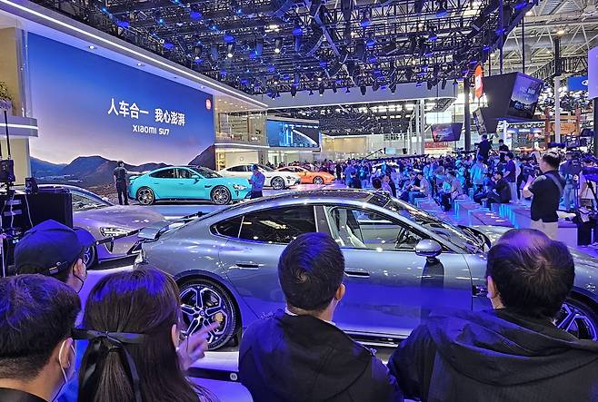 2024년 4월 25일(현지시간) 중국 베이징 국제전람센터 순이관에서 열린 ‘2024 오토 차이나’(베이징 모터쇼)에서 관람객들이 샤오미 부스를 둘러보고 있다. /연합뉴스