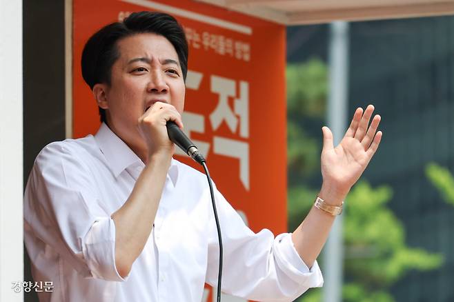 시민에 “제발” 이준석 개혁신당 대선 후보가 사전투표를 하루 앞둔 28일 서울 여의도공원에서 시민들을 향해 지지를 호소하고 있다. 성동훈 기자 zenism@kyunghyang.com