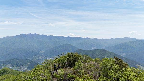 ‘오르GO 함양’ 산악 완등 인증 두 번째 산인 경남 함양군 삼봉산 정상에서 드론을 날려 지리산 주능선을 담았다. 왼쪽 하봉에서 시계방향으로 중봉 천왕봉 제석봉 연하봉 촛대봉 영신봉 칠선봉 덕평봉 벽소령 형제봉 명선봉이 병풍을 치고 그 앞으로 전위 봉인 창암산 삼정산 금대산 백운산이 펼쳐진다. 주 능선에서 흘러내린 국골 칠선계곡 한신계곡 한신지계곡 광대골 등이 세세하게 보인다.