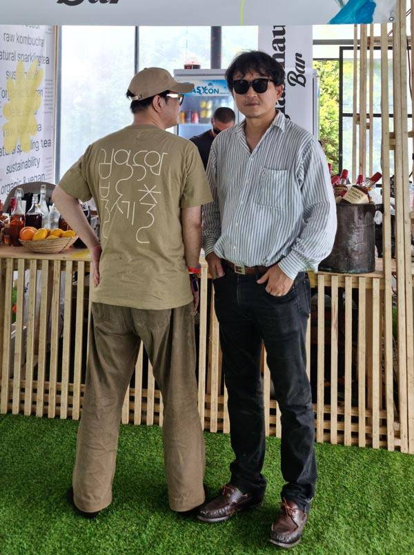 ‘김일두와 불세출’의 티셔츠를 입은 방호정(왼쪽) 작가가 김일두와 팬미팅을 가지는 모습.  작가 제공