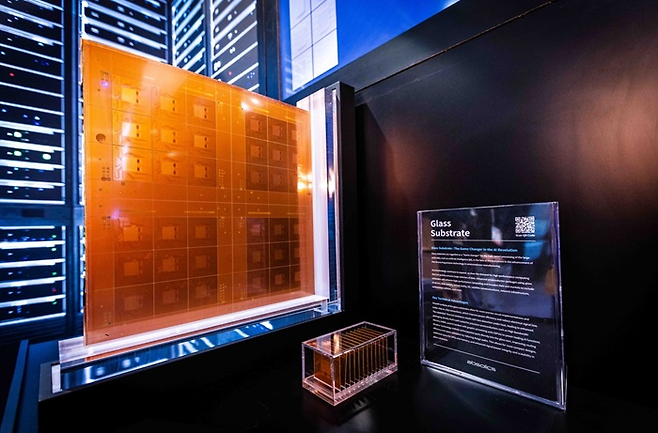 Absolics' glass substrate is displayed at an AI data center. (SKC)