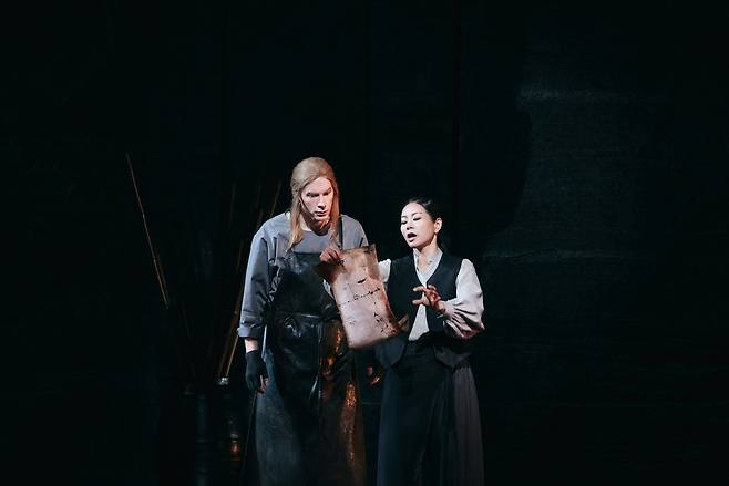 Tenor Robin Tritschler (left) and Mezzo-soprano Kim Jung-mi perform in the premiere of "The Rising World" at the Seoul Arts Center on Sunday in Seocho-gu, Seoul. (Seoul Arts Center)