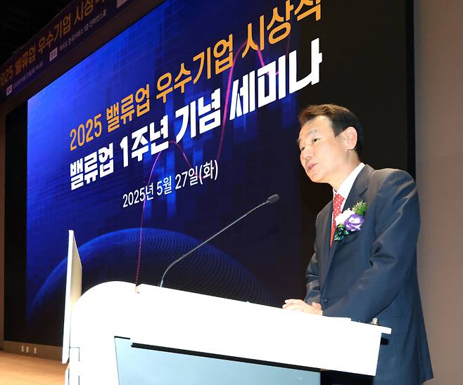 한국거래소는 27 오후2시 서울사옥 컨퍼런스홀에서 연기금, 자산운용사, 상장기업 등 약 200여명이 참석한 가운데 지난 1년간 기업가치 제고를 위한 노력과, 우수한 성과를 보이며 밸류업 문화 확산에 기여한 우수기업 10사를 표창하고 밸류업 프로그램의 성과와 향후 과제를 논의하는 세미나를 개최했다. 한국거래소