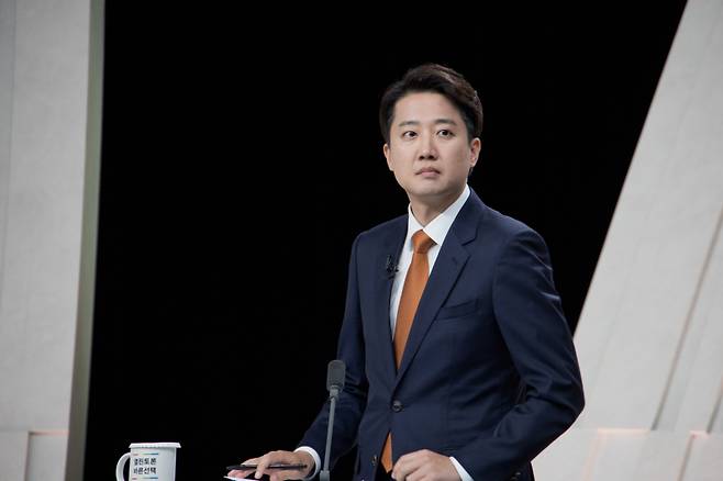 개혁신당 이준석 후보가 27일 서울 마포구 상암동 MBC 스튜디오에서 열린 정치 분야 TV토론회를 준비하고 있다. 연합뉴스