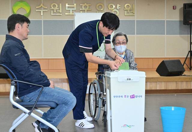 6·3 대선을 일주일 앞둔 27일 경기 수원시 장안구 수원보훈요양원에 마련된 거소투표소에서 한 어르신이 투표하고 있다. 거소투표는 몸이 불편해 투표소에 갈 수 없는 유권자가 자신이 머무는 병원·요양소·자택 등에서 투표하는 제도다. 선관위 직원들은 거소투표지를 우편으로 선관위에 발송한다. 뉴시스