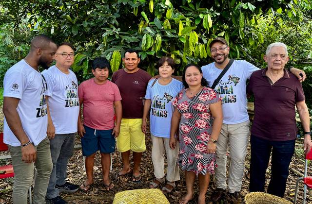 타파우아 원주민 주거지역에서 지역 대표와 대화를 나누는 김용철(왼쪽 두 번째) 선교사.