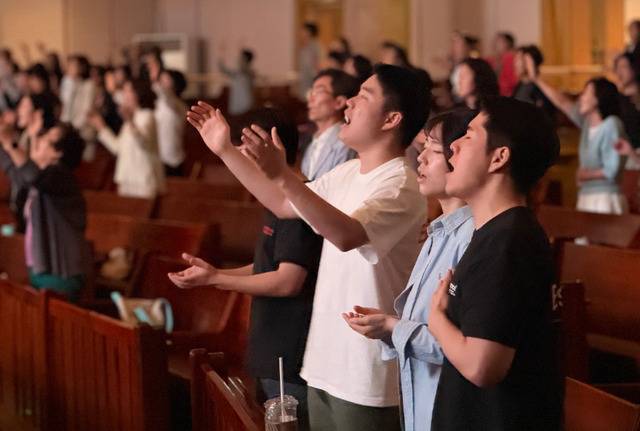 온누리교회 성도들이 27일 서울 서초구 교회에서 나라를 위한 금식기도회에 참여해 눈을 감고 손을 들어 찬양하고 있다. 온누리교회 제공