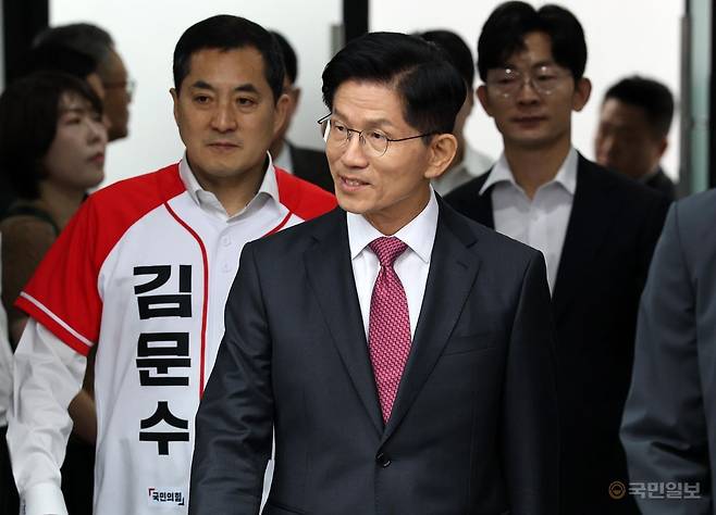 김문수 국민의힘 대선 후보가 지난 27일 서울 여의도 중앙당사에서 '국토 판갈이 : 방방곡곡 핫플 KOREA - 새롭게 대한민국' 공약을 발표하기 위해 입장하는 모습. 최현규 기자
