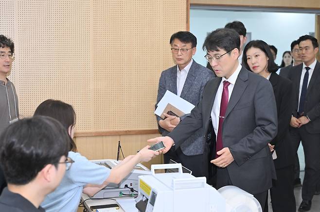 김정기 대구시장 권한대행(행정부시장)이 28일 대구 중구 성내3동 사전투표소를 찾아 제21대 대통령선거 사전투표 최종 모의시험을 참관하고 있다. 대구시 제공