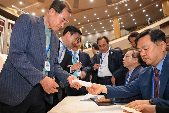 기성 대의원들이 28일 경기도 부천 서울신대에서 열린 제119년차 총회에서 투표 용지를 받고 있다. 부천=신석현 포토그래퍼