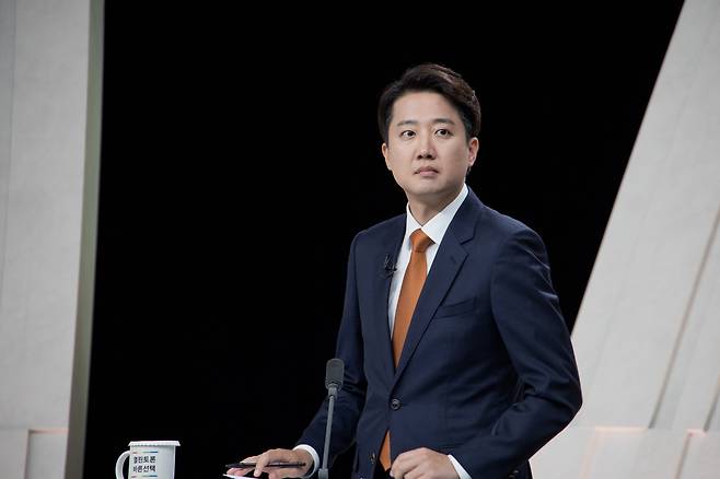 개혁신당 이준석 후보가 27일 서울 마포구 상암동 MBC 스튜디오에서 열린 정치 분야 TV토론회를 준비하고 있다. 국회사진기자단