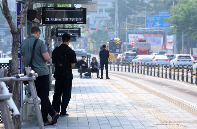 부산 시내버스 노조가 파업에 들어간 28일 오전 부산 부산진구 롯데백화점 서면점 앞 버스정류장에서 시민들이 대체버스를 기다리고 있다. 다행히 부산 시내버스 노사는 이날 오후 1시쯤 조정안에 합의해 반나절만에 파업을 끝냈다. 연합뉴스