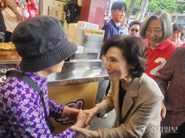 국민의힘 김문수 대선 후보의 배우자 설난영 여사가 수원 못골시장을 방문해 시민에게 지지를 부탁하고 있다. 오민주기자