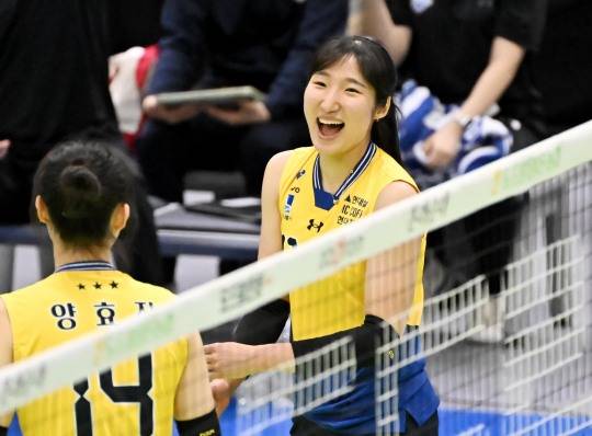 프로배구 정규리그 경기 득점 후 기뻐하는 정지윤(오른쪽). 사진[연합뉴스]
