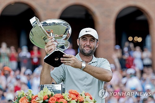 작년 투어 챔피언십 우승을 차지하며 플레이오프 페덱스컵 챔피언에 오른 셰플러. 사진[EPA=연합뉴스]