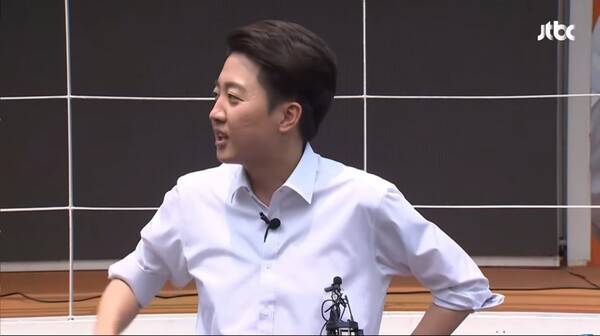 ▲이준석 개혁신당 대선후보가 28일 기자 백브리핑 중 한 시민이 여성유권자에 사과할 생각이 없느냐는 항의를 받고 질의응답 중이니 나중에 하겠다 답변하고 있다. 사진=JTBC영상 갈무리