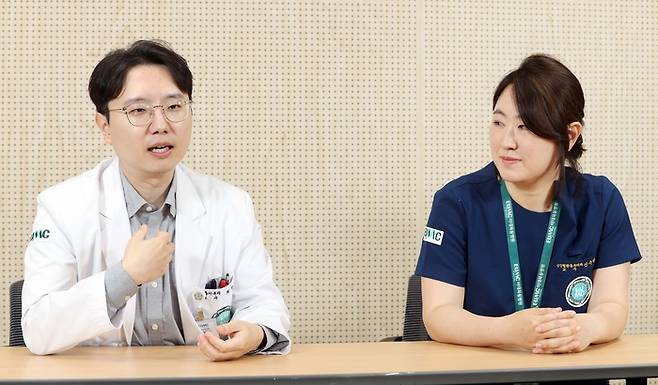 최명근(왼쪽) 이대목동병원 호흡기내과 교수와 신수민 이대목동병원 심장혈관흉부외과 교수가 렉라자 복용 후 폐절제 수술로 완전관해를 이끌어낸 김 씨의 치료사례를 설명하고 있다. [사진 = 유한양행]